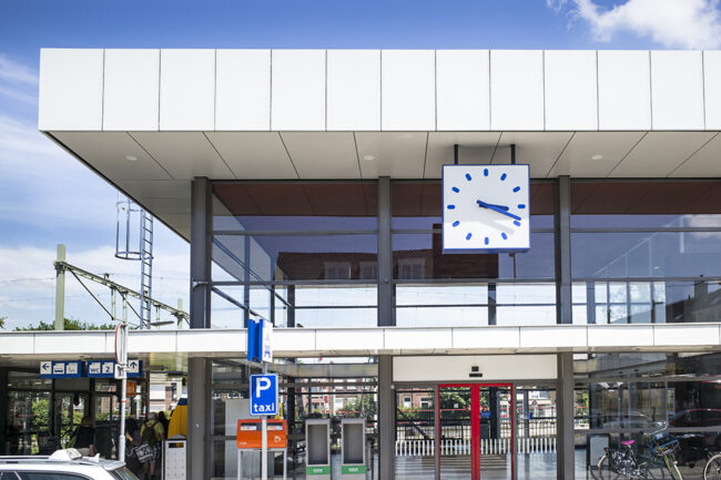 Station Bergen op Zoom met witte UniKern® gevelbekleding en horizontale overstekken
