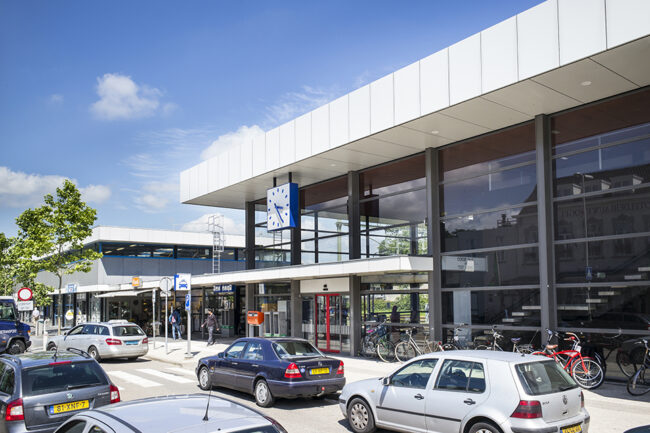 Station Bergen op Zoom met witte UniKern® gevelbekleding en horizontale overstekken