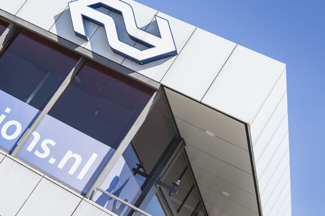 Station Bergen op Zoom met witte UniKern® gevelbekleding en horizontale overstekken