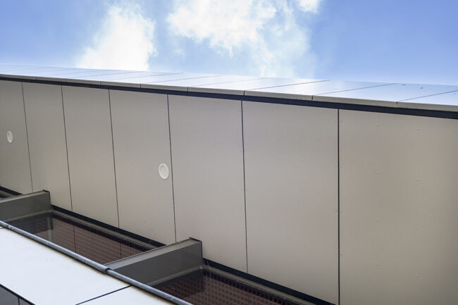 Station Bergen op Zoom met witte UniKern® gevelbekleding en horizontale overstekken