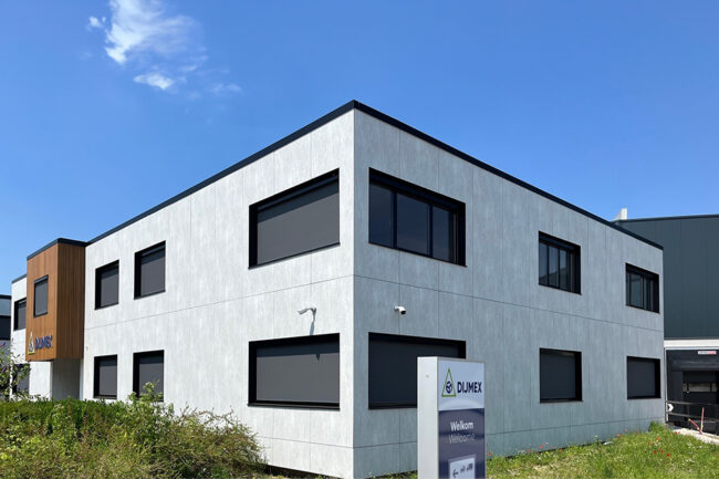 Modern pand met licht- en donkergrijze UniKern® gevelbekleding en houtlook entree.