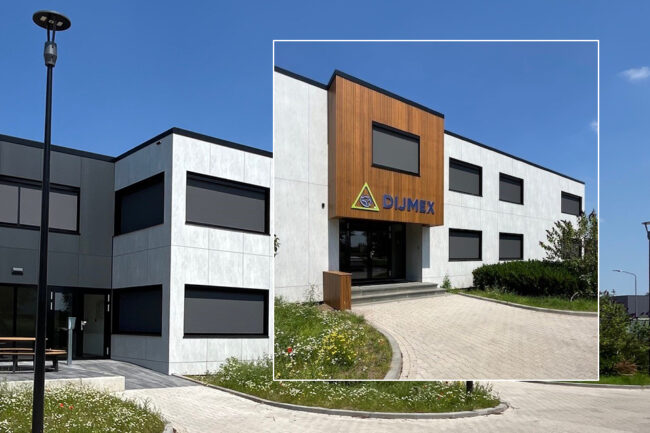 Modern pand met licht- en donkergrijze UniKern® gevelbekleding en houtlook entree.