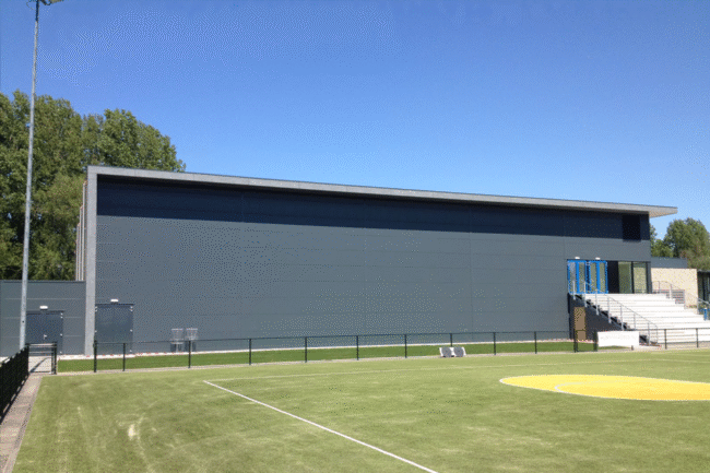 Sportaccommodatie in Leusden met metalen gevelbekleding en UniKern® zinklook dakoverstekken