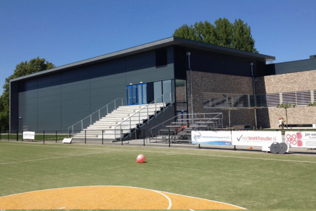 Sportaccommodatie in Leusden met metalen gevelbekleding en UniKern® zinklook dakoverstekken