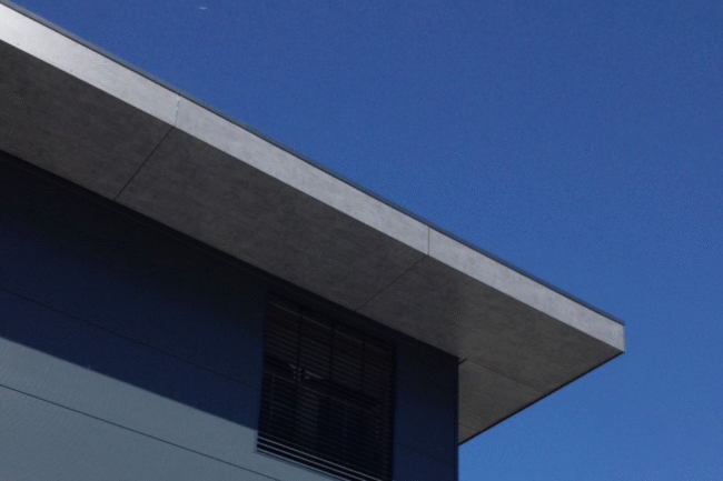 Sportaccommodatie in Leusden met metalen gevelbekleding en UniKern® zinklook dakoverstekken