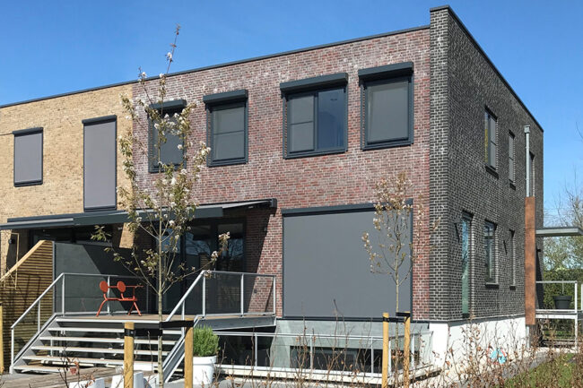 Woningen met UniKern® gevelaccenten in zinklook, zwartmetaal en Corten.