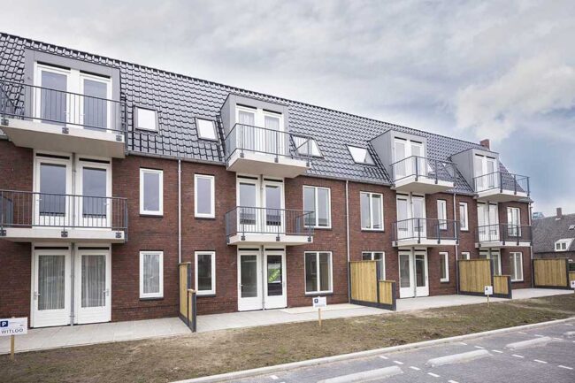 Appartementen in Veen met dakkapellen afgewerkt in UniKern® biobased zinklook platen.