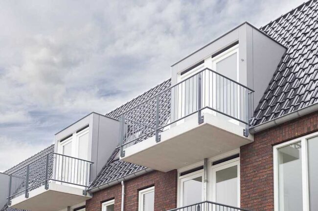 Appartementen in Veen met dakkapellen afgewerkt in UniKern® biobased zinklook platen.