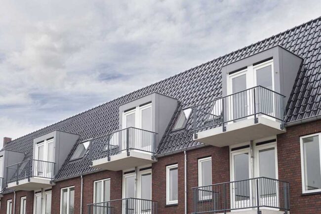 Appartementen in Veen met dakkapellen afgewerkt in UniKern® biobased zinklook platen.