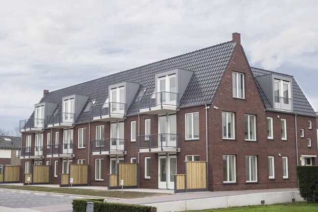 Appartementen in Veen met dakkapellen afgewerkt in UniKern® biobased zinklook platen.