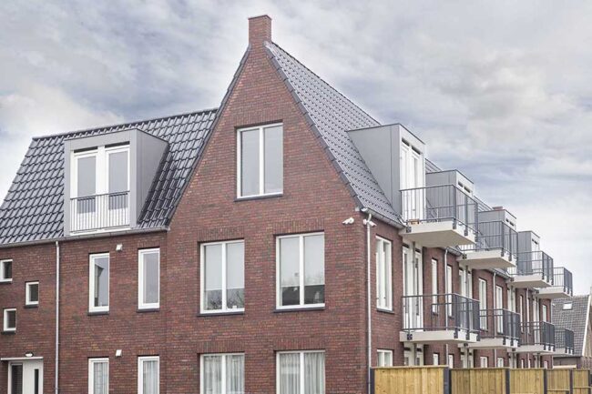 Appartementen in Veen met dakkapellen afgewerkt in UniKern® biobased zinklook platen.