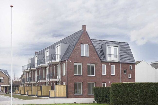 Appartementen in Veen met dakkapellen afgewerkt in UniKern® biobased zinklook platen.