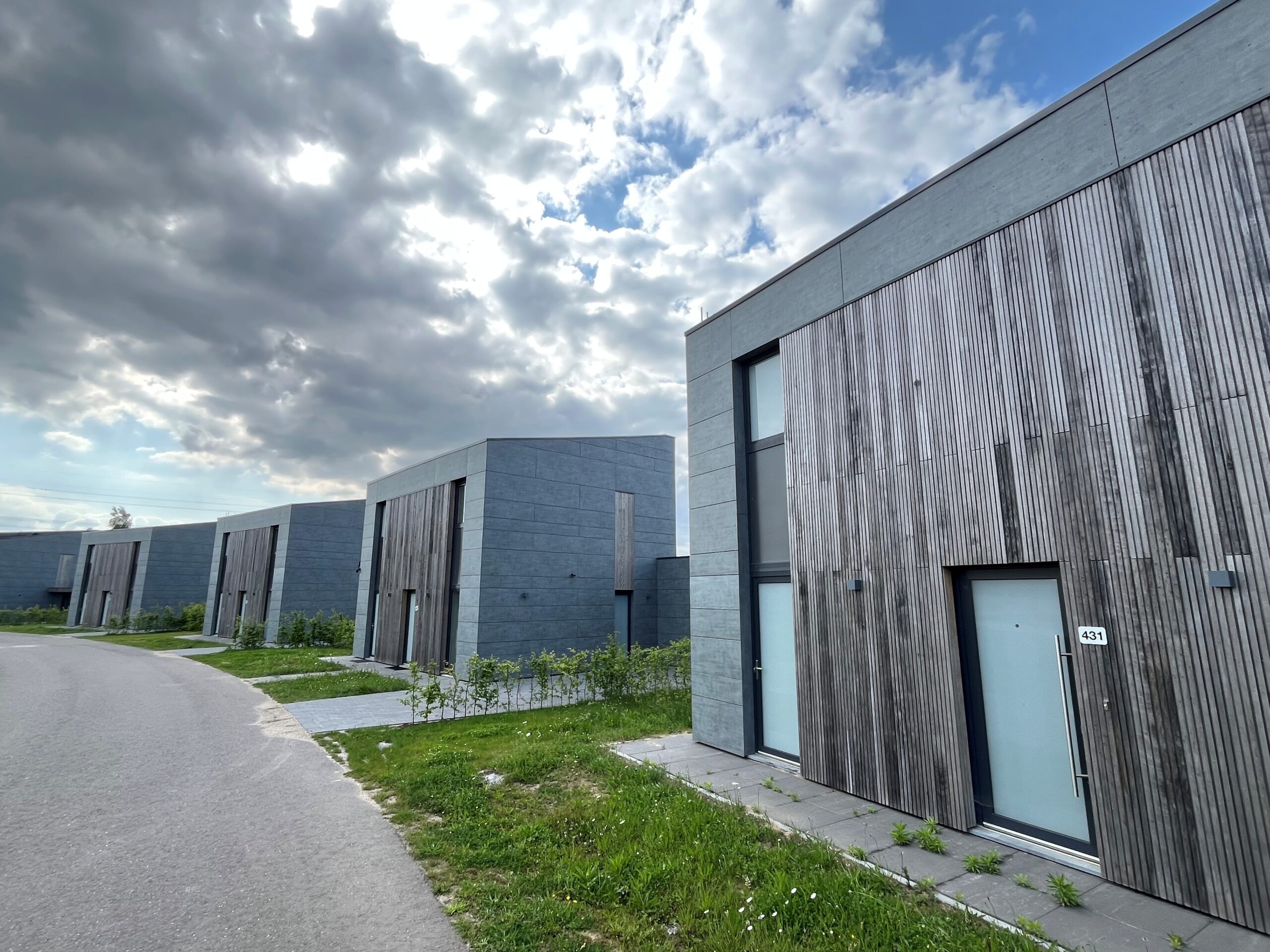 Vakantiewoning met gevelbekleding in zinklook UniKern® platen aan het water in Resort Boschmolenplas.