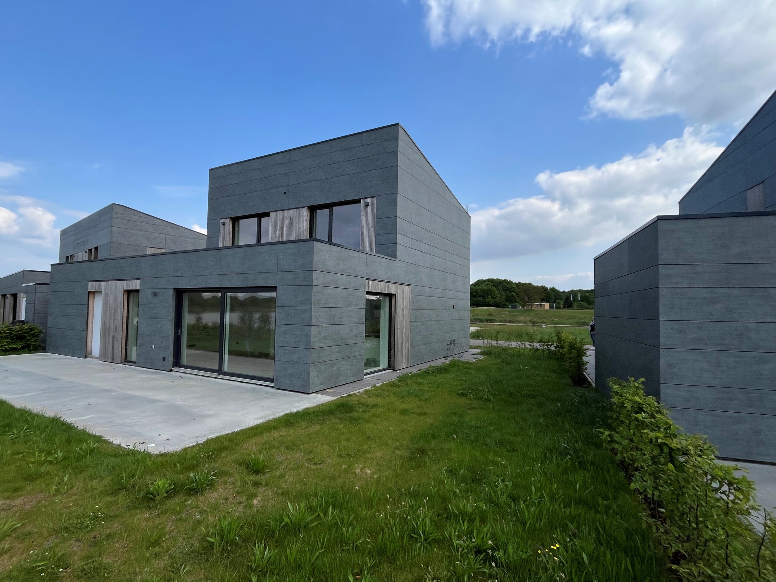 Vakantiewoning met gevelbekleding in zinklook UniKern® platen aan het water in Resort Boschmolenplas.