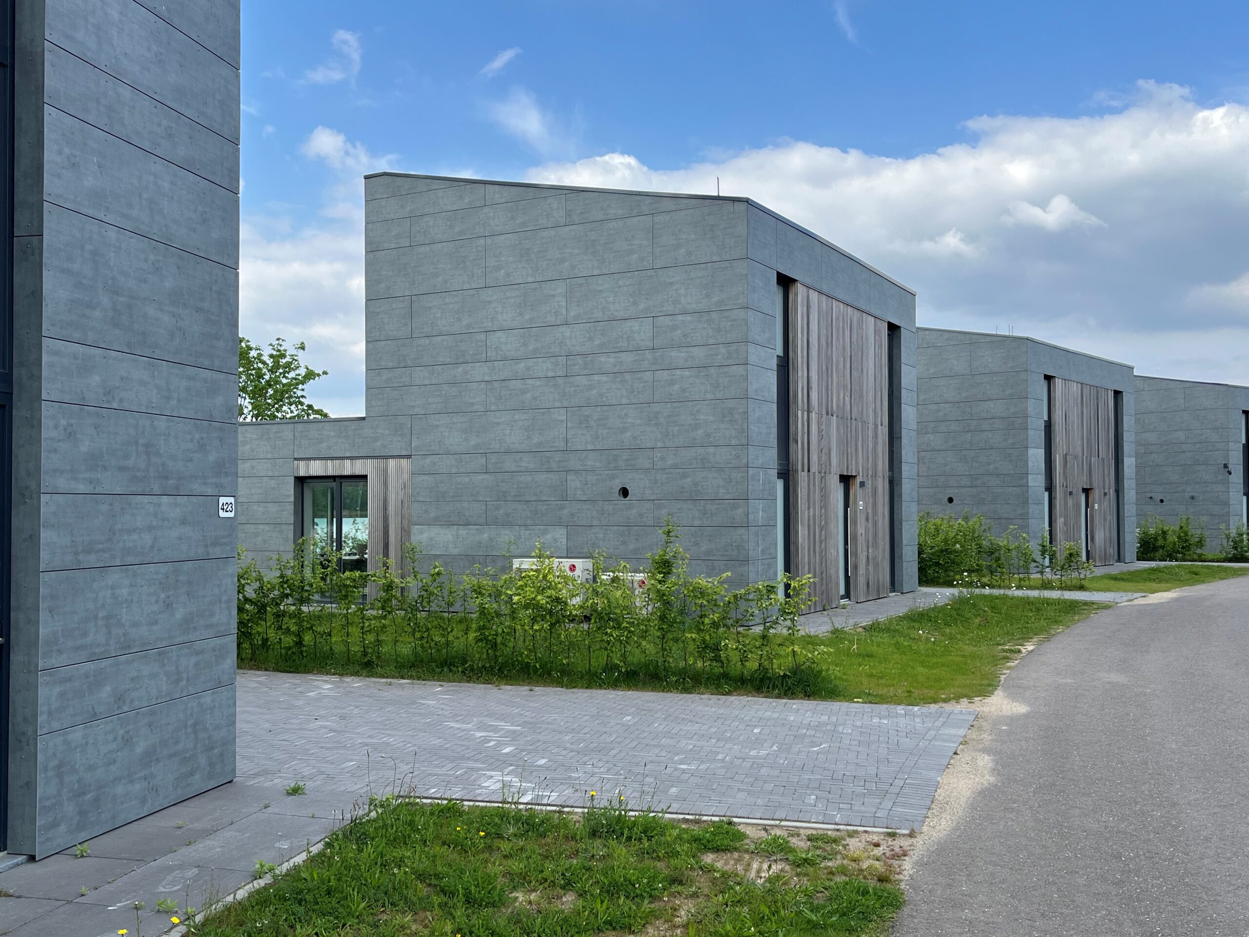 Vakantiewoning met gevelbekleding in zinklook UniKern® platen aan het water in Resort Boschmolenplas.