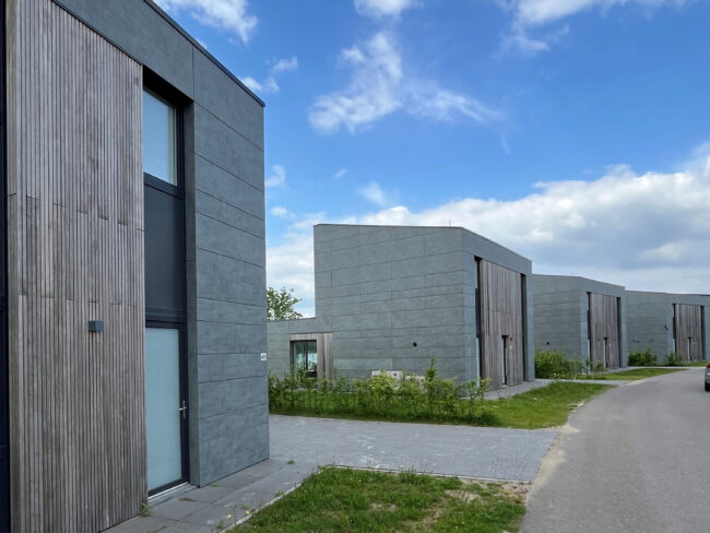 Vakantiewoning met gevelbekleding in zinklook UniKern® platen aan het water in Resort Boschmolenplas.
