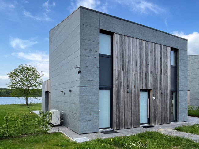 Vakantiewoning met gevelbekleding in zinklook UniKern® platen aan het water in Resort Boschmolenplas.