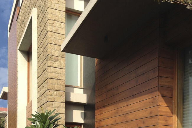 Woning met UniKern® houtlook gevelbekleding en erfafscheiding