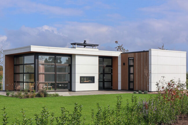 Modern chalet met witte UniKern® gevelbekleding en houtaccenten