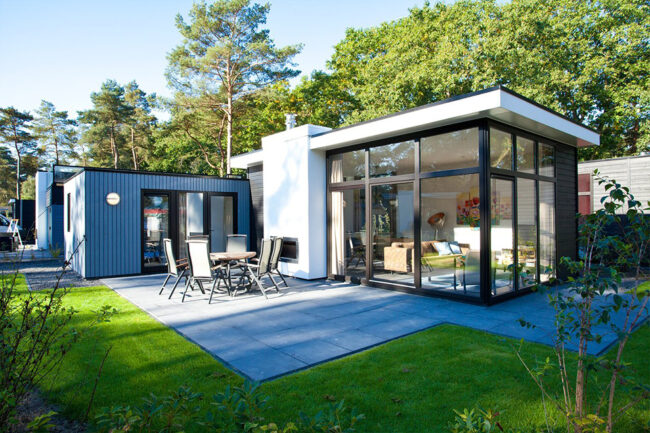 Modern chalet met witte UniKern® gevelbekleding en houtaccenten