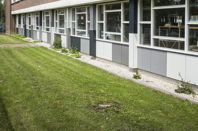 Schoolgebouw met UniKern® biobased gevelbekleding in vier grijstinten