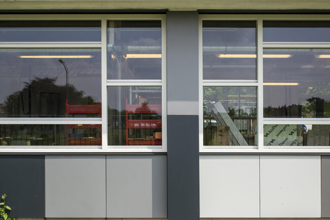 Schoolgebouw met UniKern® biobased gevelbekleding in vier grijstinten