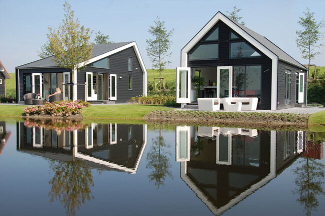 Chalets met zwarte gevels en witte UniKern® biobased kopgevelomlijsting