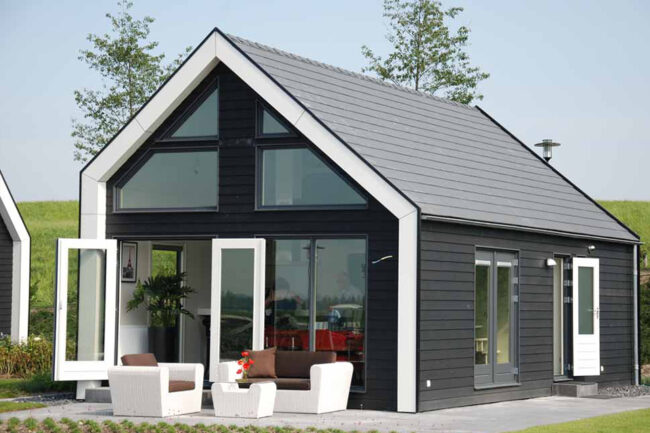 Chalets met zwarte gevels en witte UniKern® biobased kopgevelomlijsting