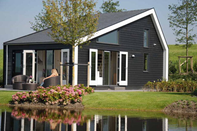 Chalets met zwarte gevels en witte UniKern® biobased kopgevelomlijsting
