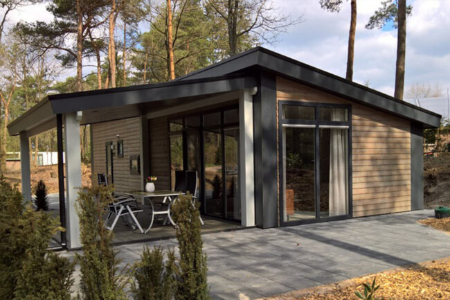 Vakantiewoning met hout, antraciet gevels en UniKern® biobased dakranden