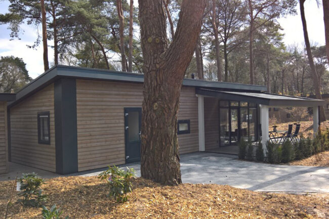 Vakantiewoning met hout, antraciet gevels en UniKern® biobased dakranden