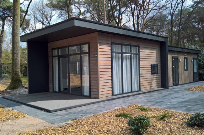 Vakantiewoning met hout, antraciet gevels en UniKern® biobased dakranden