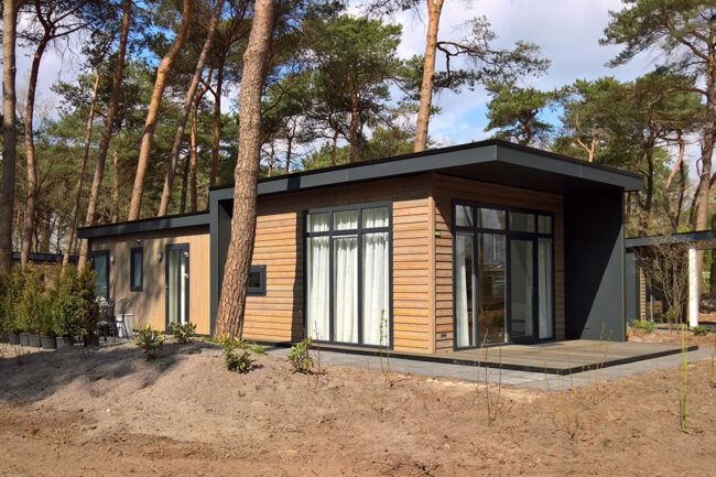 Vakantiewoning met hout, antraciet gevels en UniKern® biobased dakranden