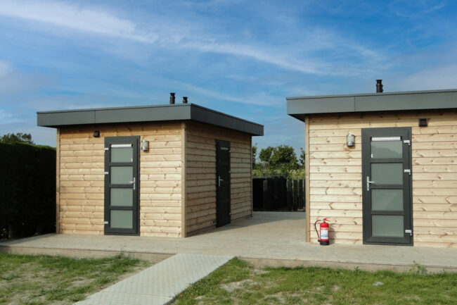 Vakantiewoning met hout, antraciet gevels en UniKern® biobased dakranden