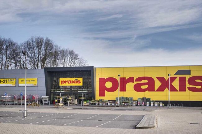 Entree Praxis Oosterhout met donkergrijze UniKern® biobased gevelbekleding