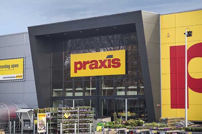 Entree Praxis Oosterhout met donkergrijze UniKern® biobased gevelbekleding