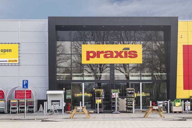 Entree Praxis Oosterhout met donkergrijze UniKern® biobased gevelbekleding
