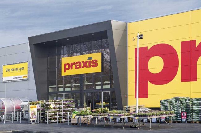 Entree Praxis Oosterhout met donkergrijze UniKern® biobased gevelbekleding