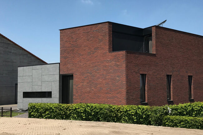 Kubistische woning met UniKern® gevelbekleding in zinklook en metselwerk