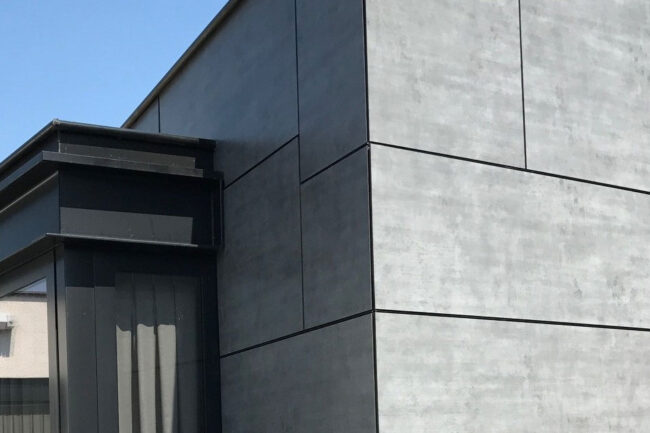 Kubistische woning met UniKern® gevelbekleding in zinklook en metselwerk