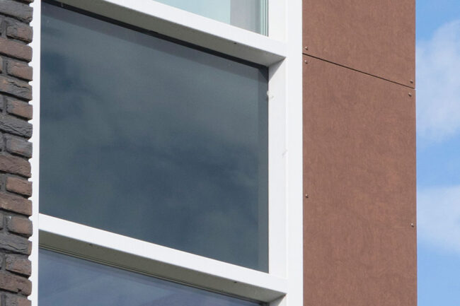 Kantoorpand met UniKern® Corten gevelbekleding en antraciet dakrand