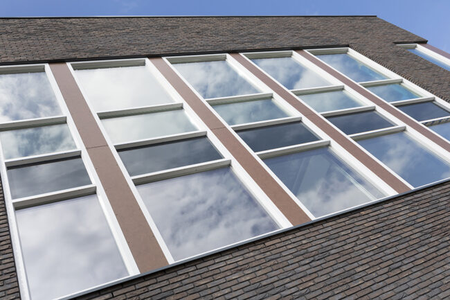 Kantoorpand met UniKern® Corten gevelbekleding en antraciet dakrand