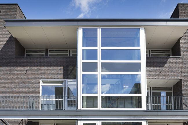 Kantoorpand met UniKern® Corten gevelbekleding en antraciet dakrand