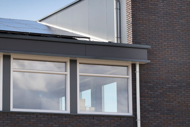 Kantoorpand met UniKern® Corten gevelbekleding en antraciet dakrand