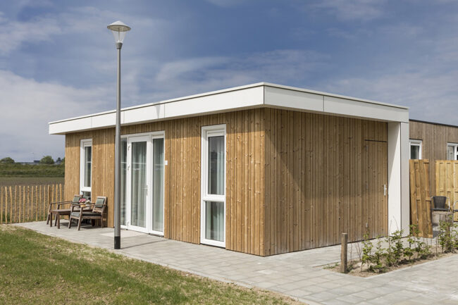 Tijdelijke woningen in Rosmalen met houten gevels en witte UniKern® omlijsting