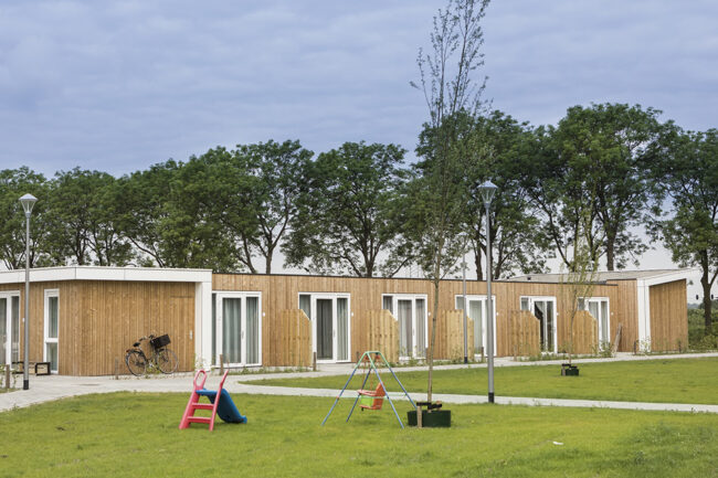 Tijdelijke woningen in Rosmalen met houten gevels en witte UniKern® omlijsting