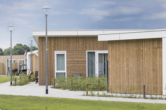 Tijdelijke woningen in Rosmalen met houten gevels en witte UniKern® omlijsting