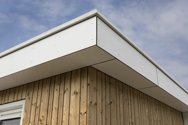 Tijdelijke woningen in Rosmalen met houten gevels en witte UniKern® omlijsting