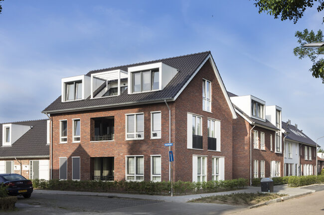 Appartementencomplex in jaren 30-stijl met witte UniKern® biobased gevelaccenten