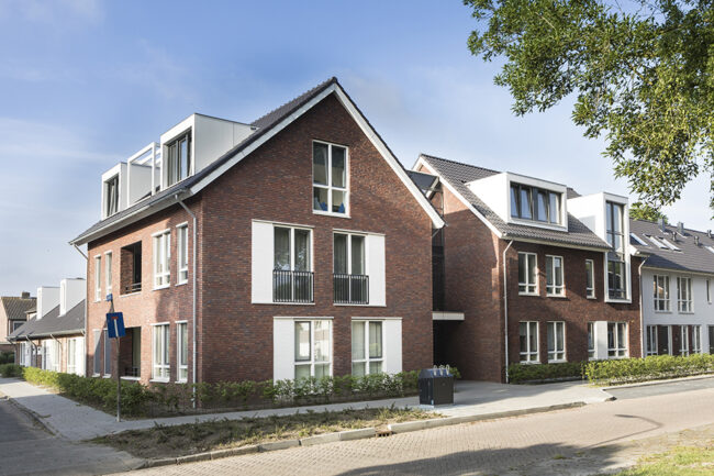 Appartementencomplex in jaren 30-stijl met witte UniKern® biobased gevelaccenten